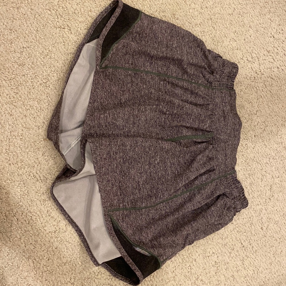 HEATHERED GRAY HOTTY-HOT LULULEMON SIZE 4 / 4” (LOW-RISE)